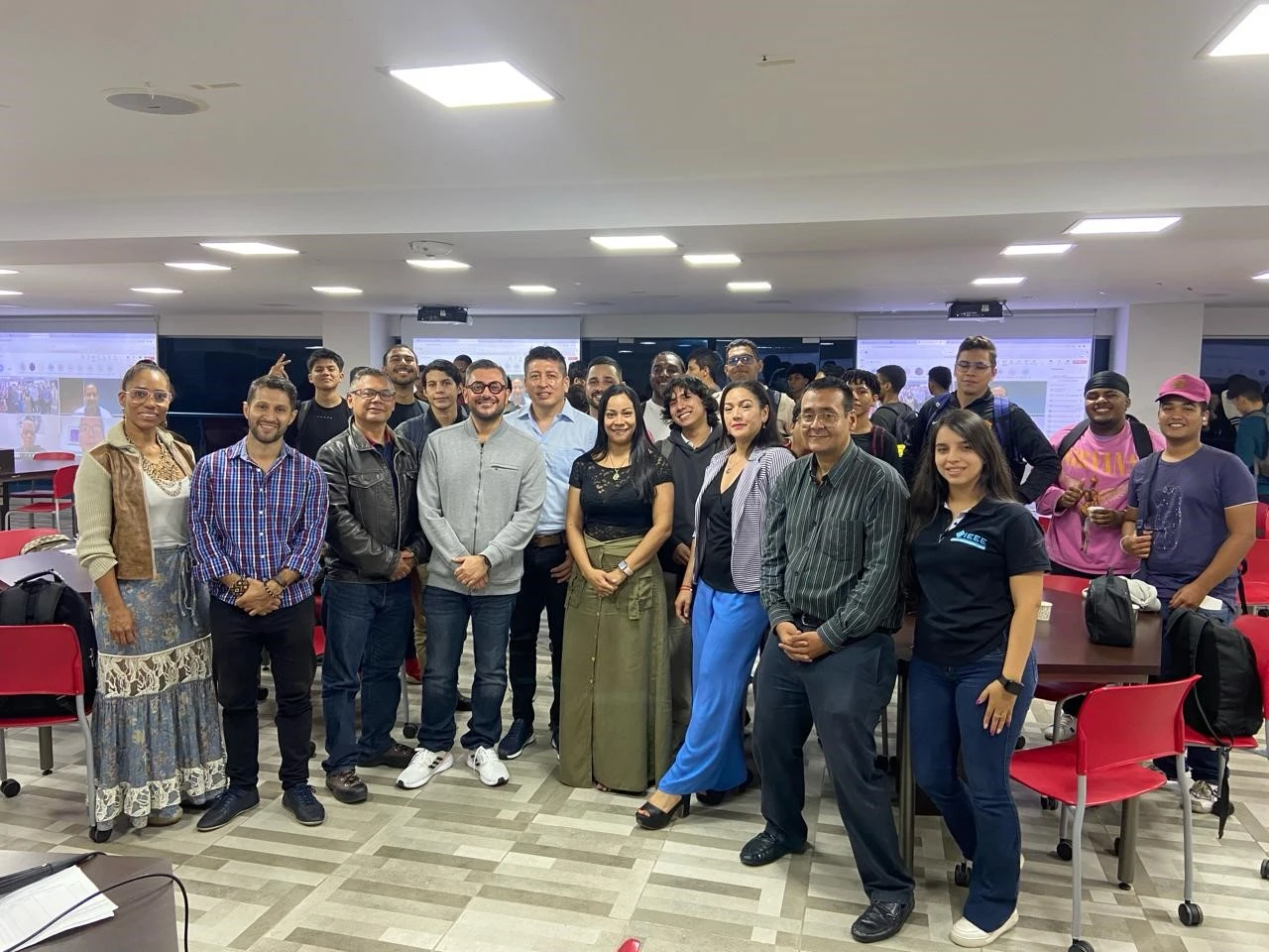 Grupo de personas participantes al evento Evento BITSCIENCE