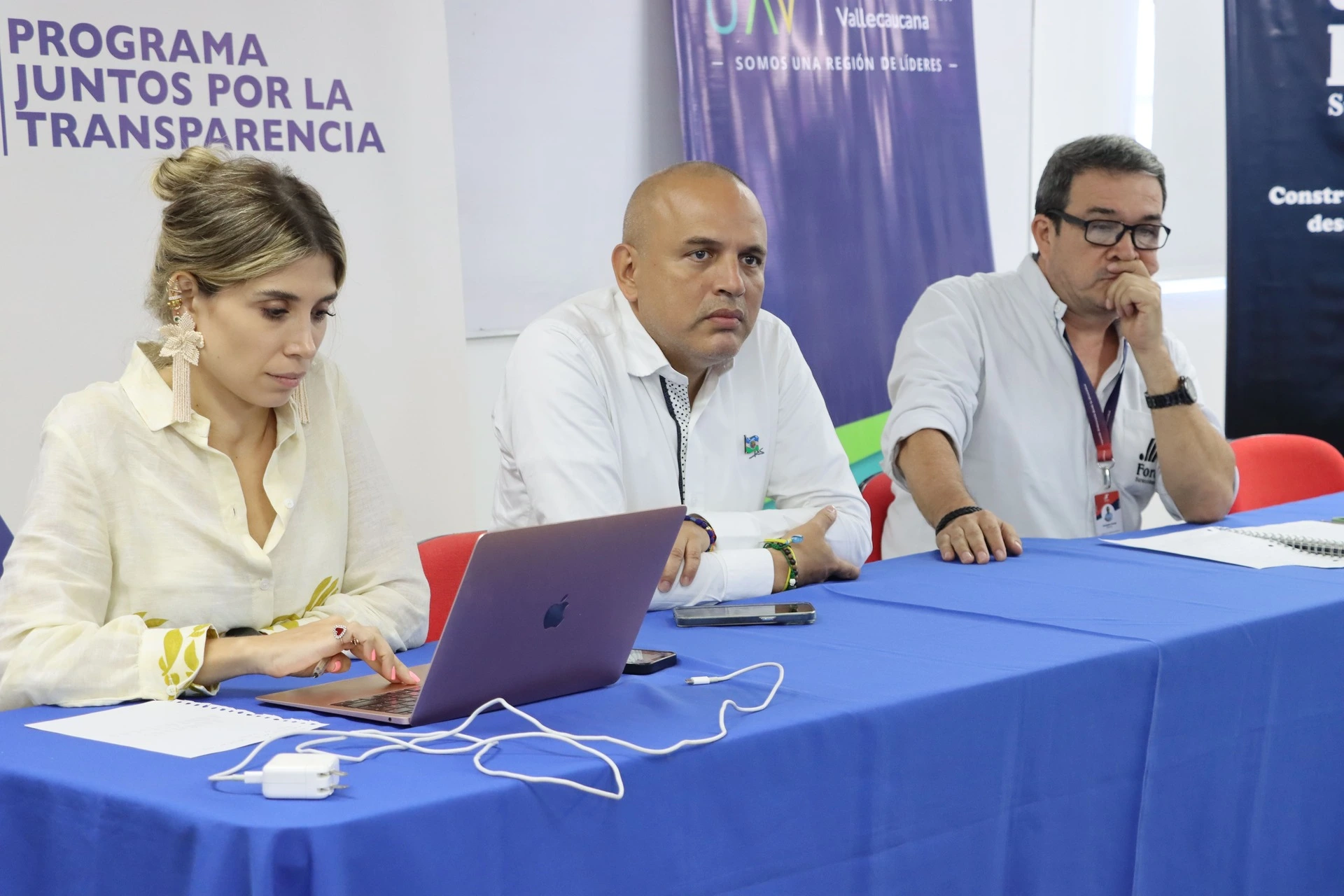 Tres ponentes del Foro taller "Cali Avanza, Dialoga y Construye", en mesa delantera del auditorio