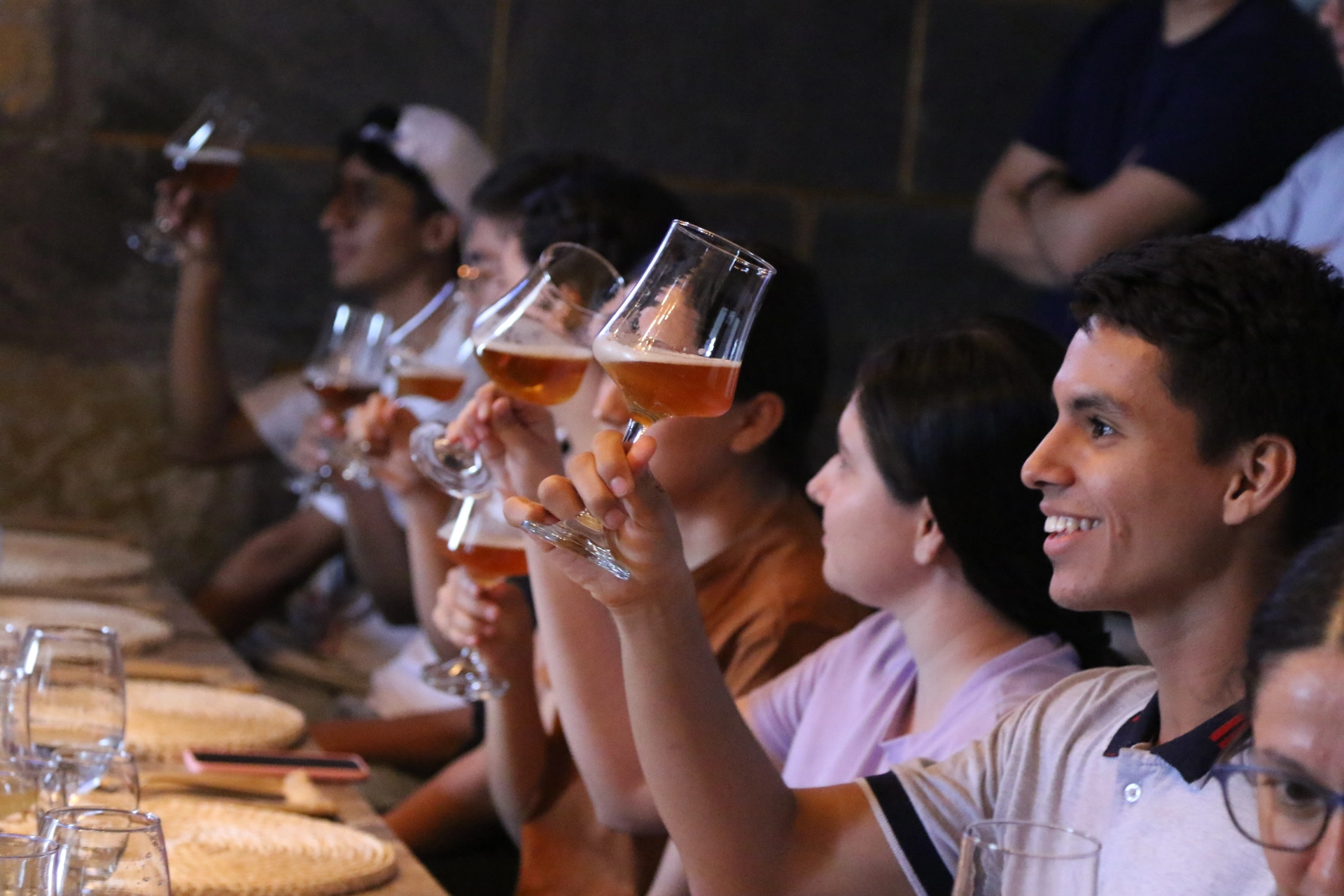 Grupo de personas catando cerveza en copas