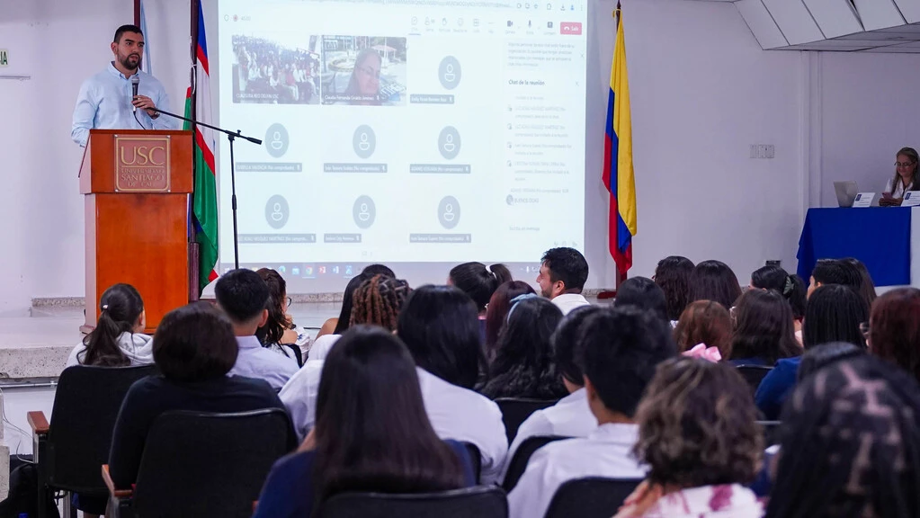 Estudiantes y ponente participando de la clausura del programa de pasantías de la Red Delfín