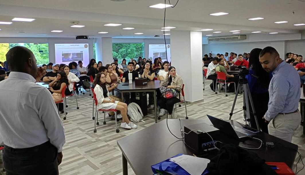 Nuevos estudiantes del programa de Finanzas y Negocios reunidos en salón con profesores