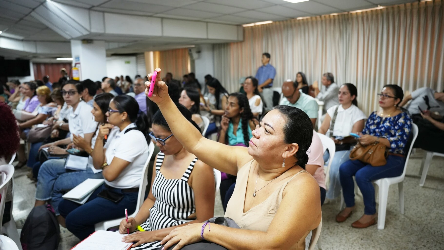 Asistentes de la jornada de capacitación de la DIAN en auditorio
