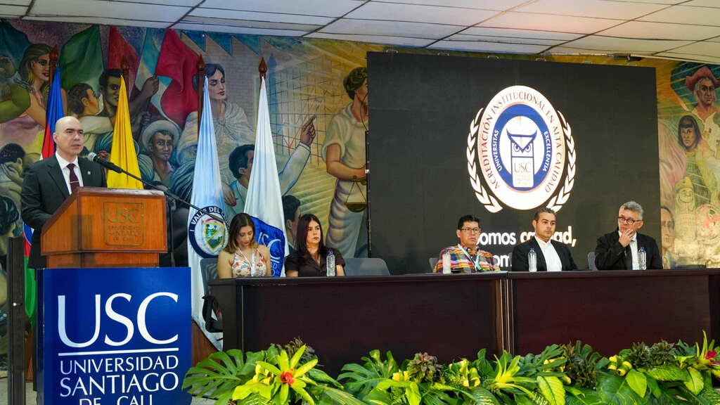 Rector de la USC, Carlos Andrés Pérez, dando charla al auditorio en el Congreso Internacional de Cannabis